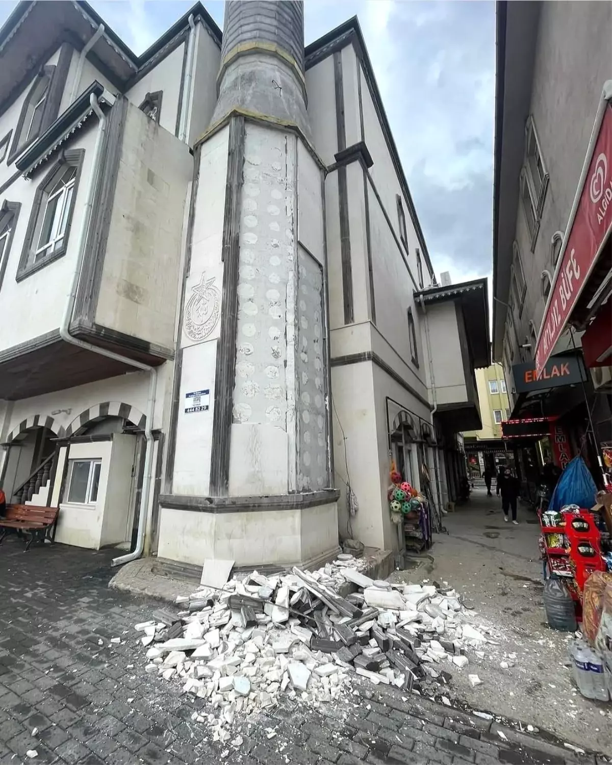 Balıkesir'de Şiddetli Rüzgarın Etkisiyle Cami Malzemeleri Caddeye Düştü