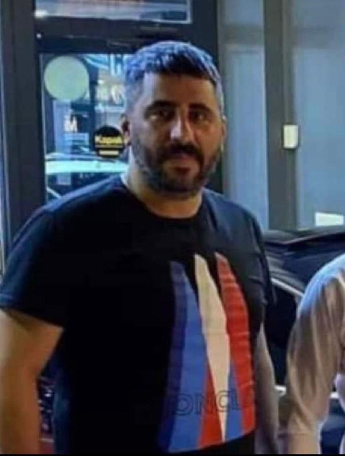 Galerici Sertaç Çelikli, evinin önünde silahlı saldırı sonucu hayatını kaybetti