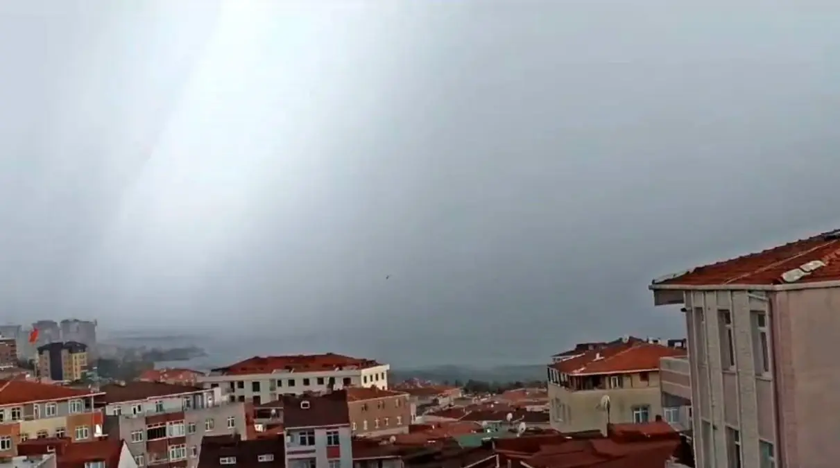 Küçükçekmece Gölü Üzerinde Oluşan Hortum Paniğe Yol Açtı