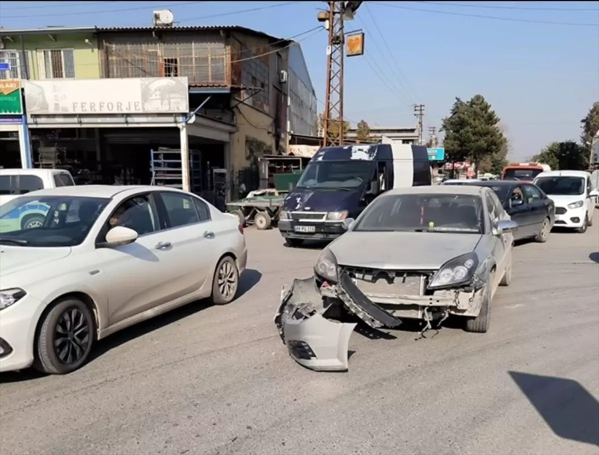 Malatya'da otomobil yunus ekibine çarptı: 2 polis yaralandı