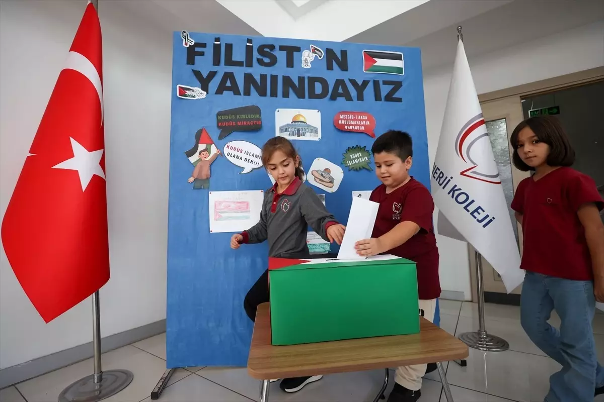 Antalya'da öğrenciler Filistin'e yardım kumbarası oluşturdu