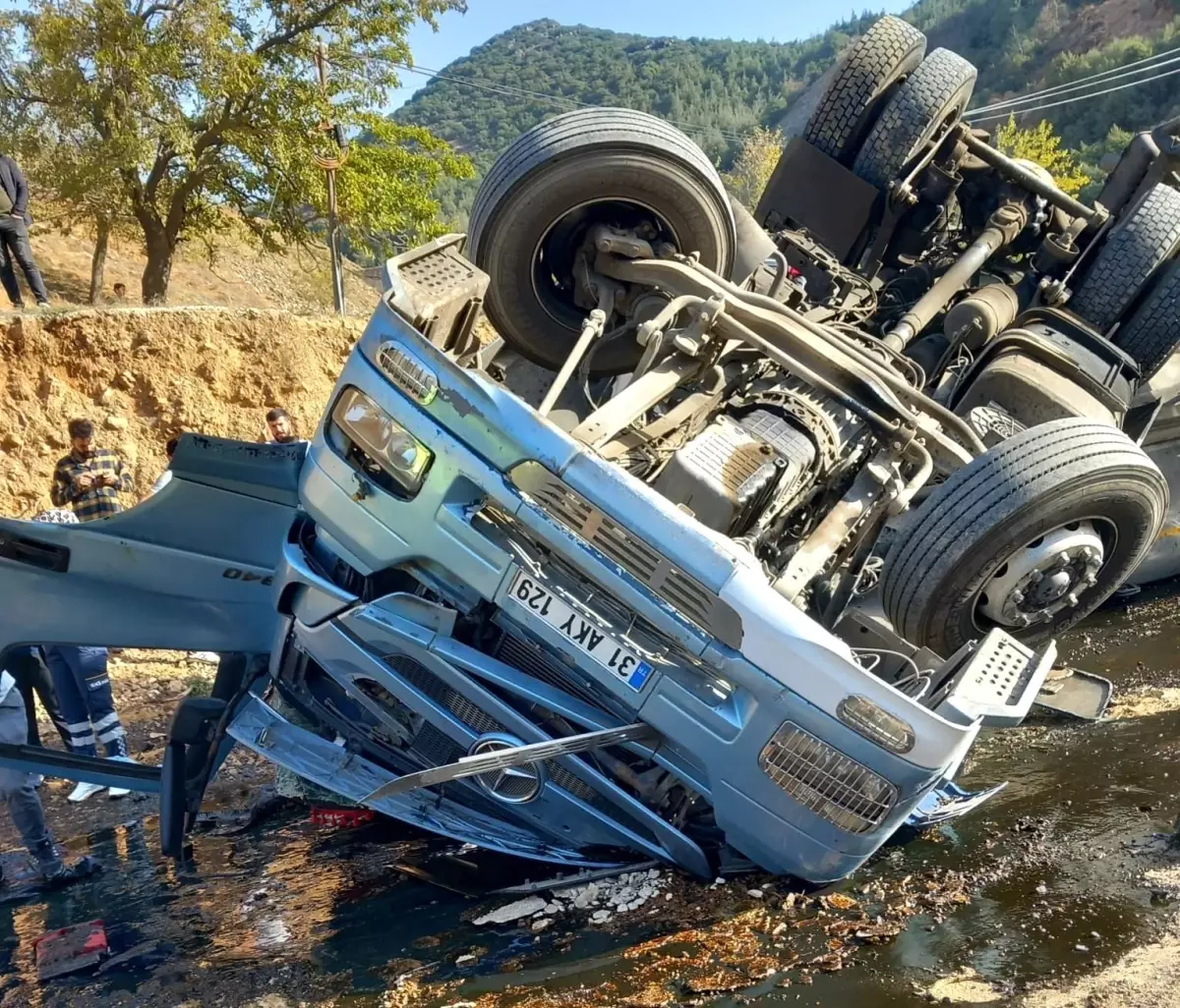 Osmaniye'de Yakıt Tankeri Devrildi: 2 Kişi Hayatını Kaybetti