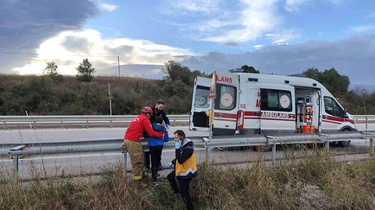 Bursa'da otomobil refüje uçtu: 3 kişi yaralandı