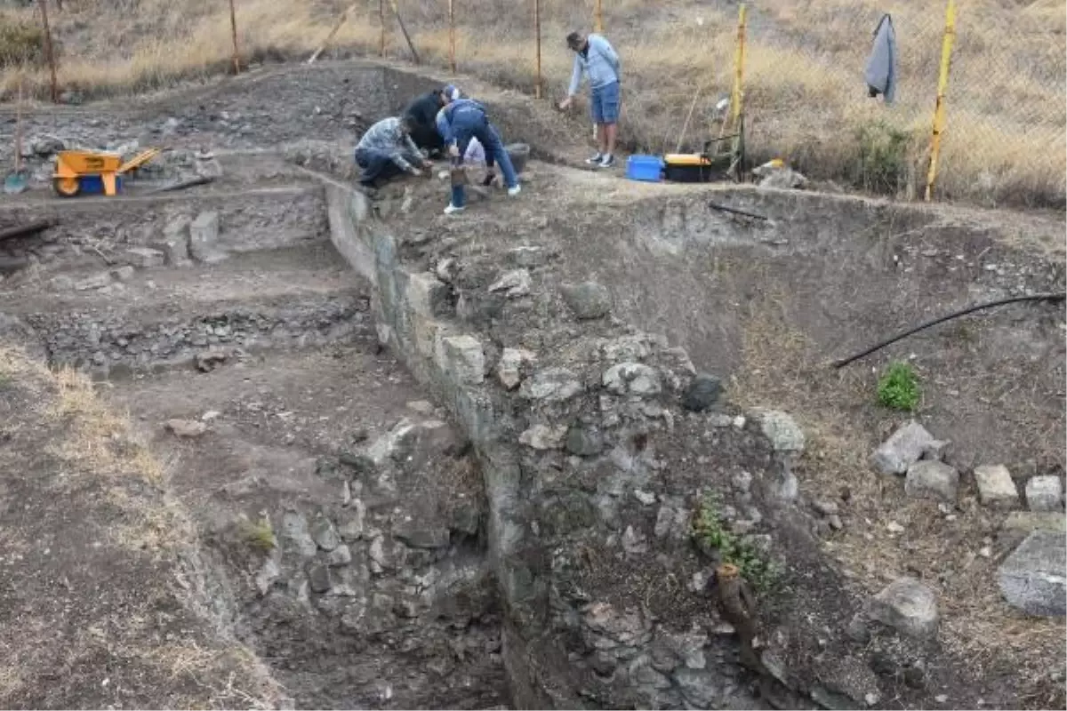 Foça'daki Antik Tiyatro Kazıları Devam Ediyor