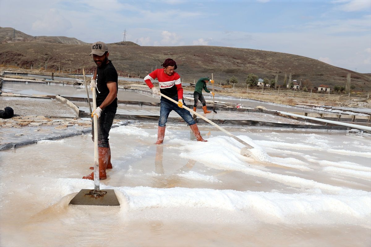 Sivas'ın Zara ilçesinde doğal kaynak tuzu üretimi