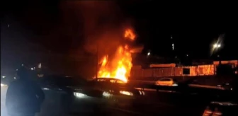 Sultanbeyli TEM Otoyolu'nda Zincirleme Kaza: 2 Araç Alev Alev Yandı