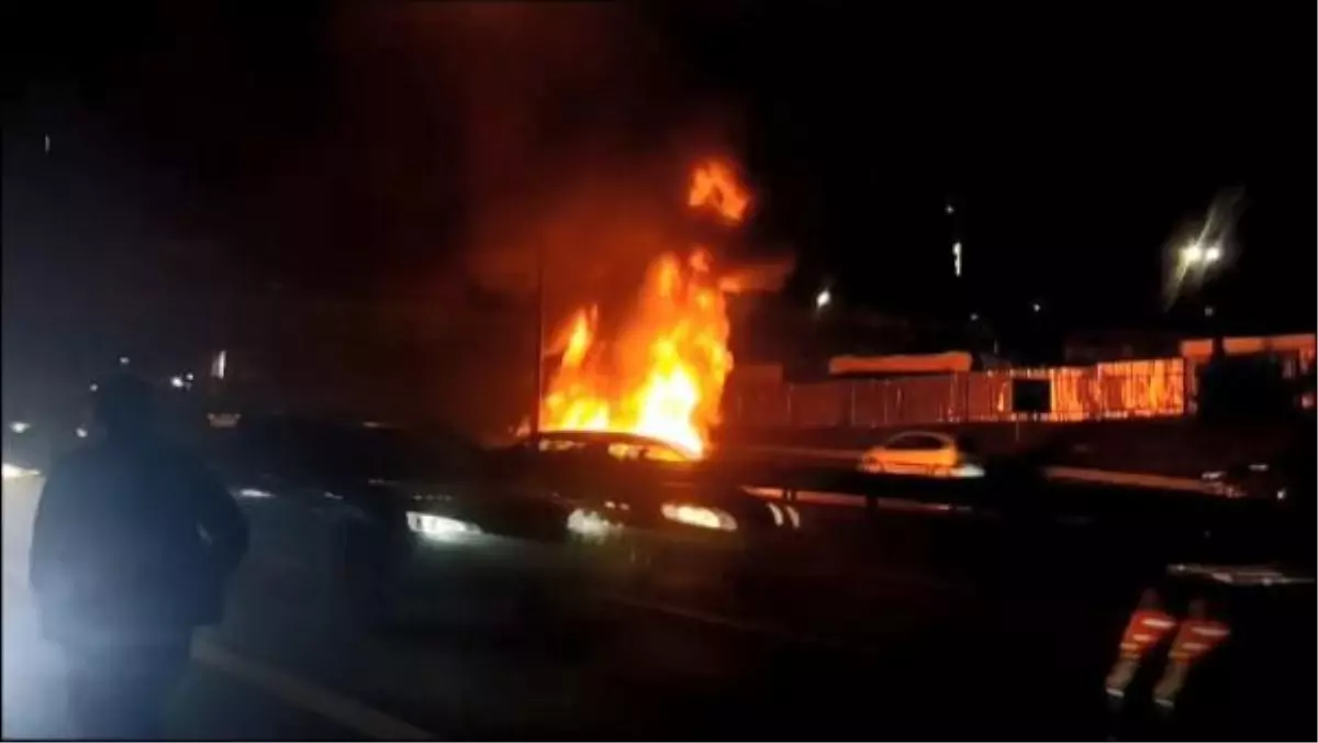 Sultanbeyli TEM Otoyolu'nda Zincirleme Kaza: 2 Araç Alev Alev Yandı