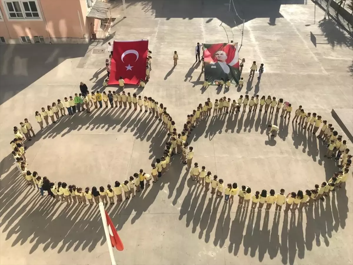 Suluova'da öğrencilerden 'sonsuzluk' koreografisi