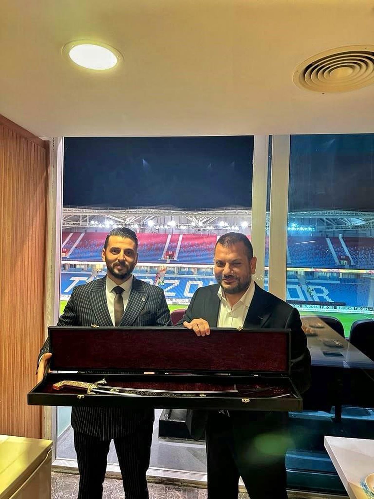Rota Akçaabatlılar Derneği, Trabzonspor Başkanı Ertuğrul Doğan'a İşlemeli Kılıç Hediye Etti