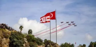Türk Yıldızları Antalya'da Gösteri Uçuşu Gerçekleştirdi