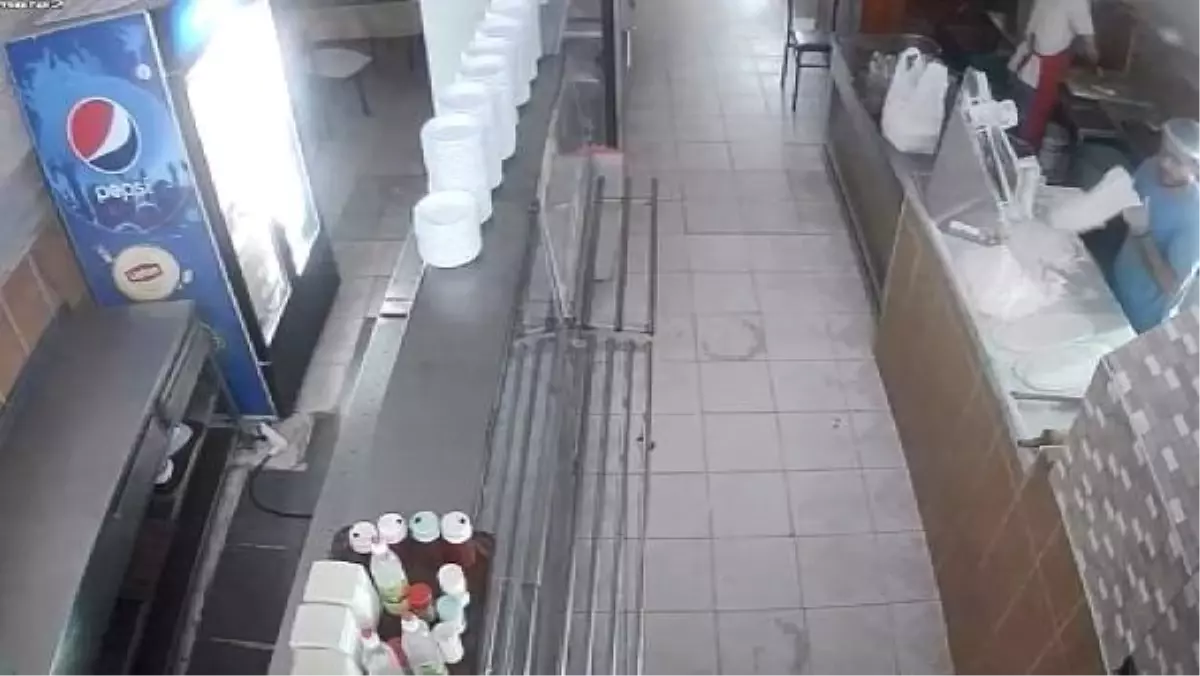 Tuzla'da Lokantaya Yıldırım Düştü