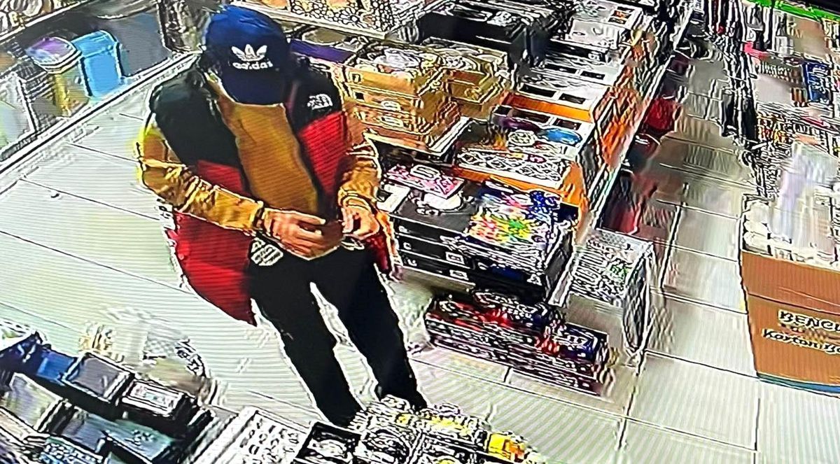 Arnavutköy'de Bir Telefoncuya Giren Hırsızın Anları Güvenlik Kameralarına Yansıdı