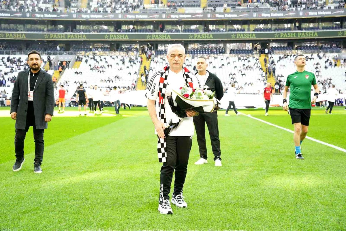 Beşiktaş Taraftarı Yeni Teknik Direktöre Sevgi Gösterisinde Bulundu