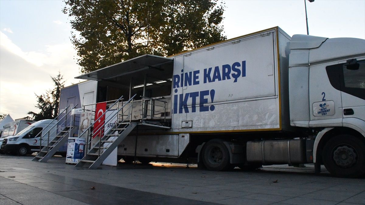 Düzce Depremi'nin 24. yılında çocuklar deprem simülasyonuyla afet bilinci kazandı
