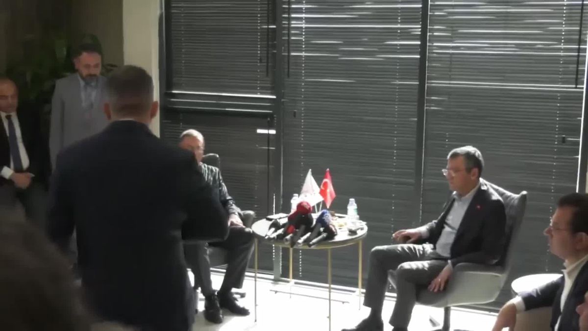 CHP Genel Başkanı Özgür Özel, Hatay Büyükşehir Belediye Başkanı Lütfü Savaş'ı ziyaret etti