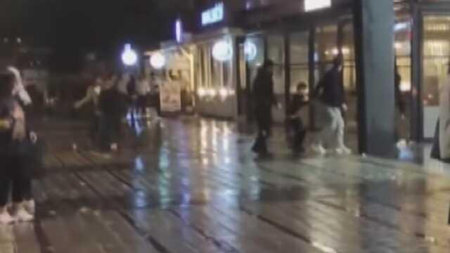 İsrail'e yönelik protestolar sürüyor! Esenyurt'ta kalabalık grup, ünlü kahve zincirinin şubesine taşlarla saldırdı