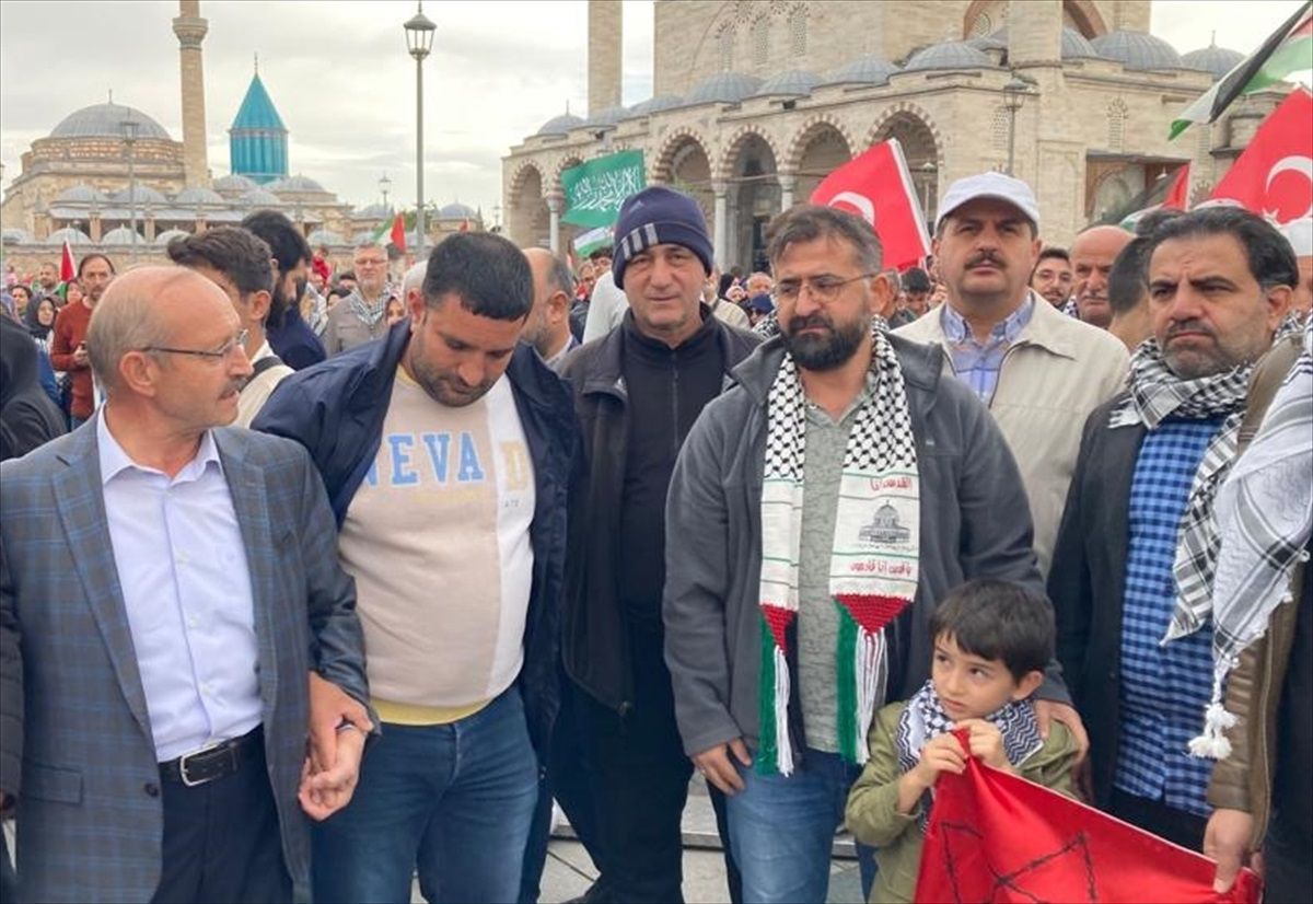 Konya'da İsrail'in Filistin'e saldırılarına tepki gösteren insan zinciri oluşturuldu