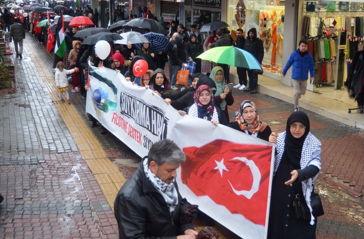 Kütahya'da İsrail saldırılarına karşı 'El Ele Gazze Şeridi' eylemi düzenlendi