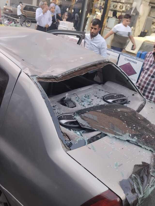 Seyir halindeki otomobilin üzerine evin damındaki keçi düştü Seyir halindeki otomobilin üzerine evin damındaki keçi düştü