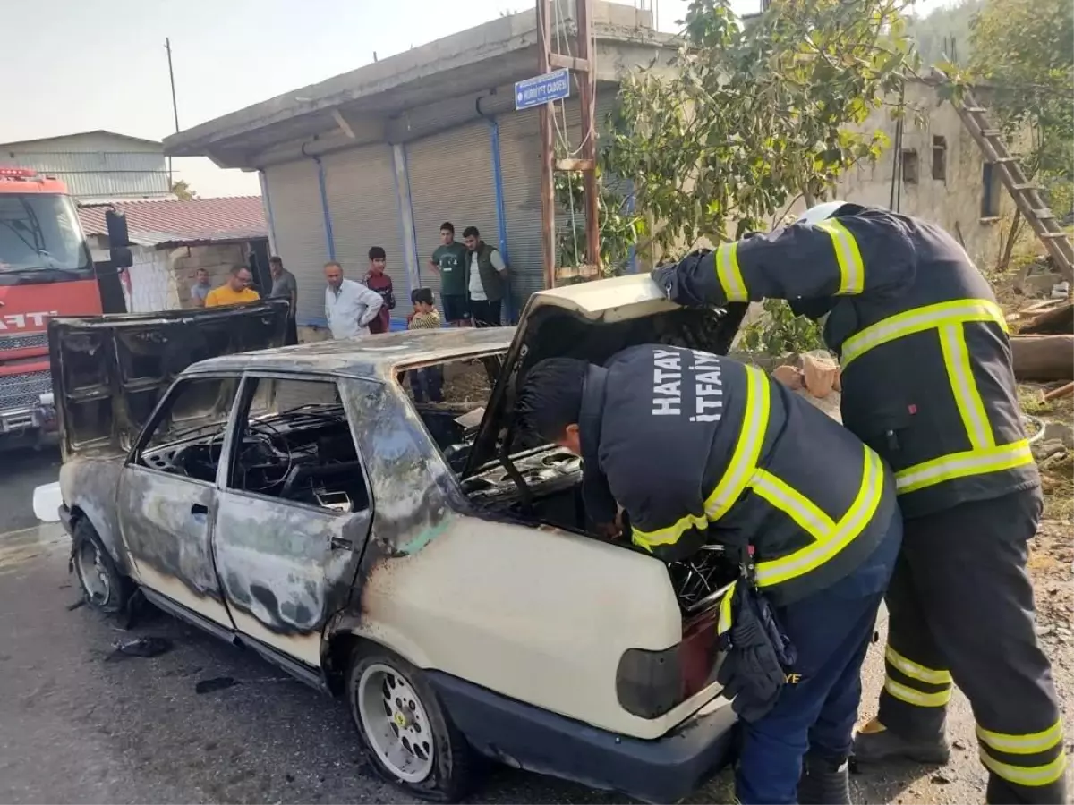 Hatay'da seyir halindeyken otomobil yanarak hasar gördü