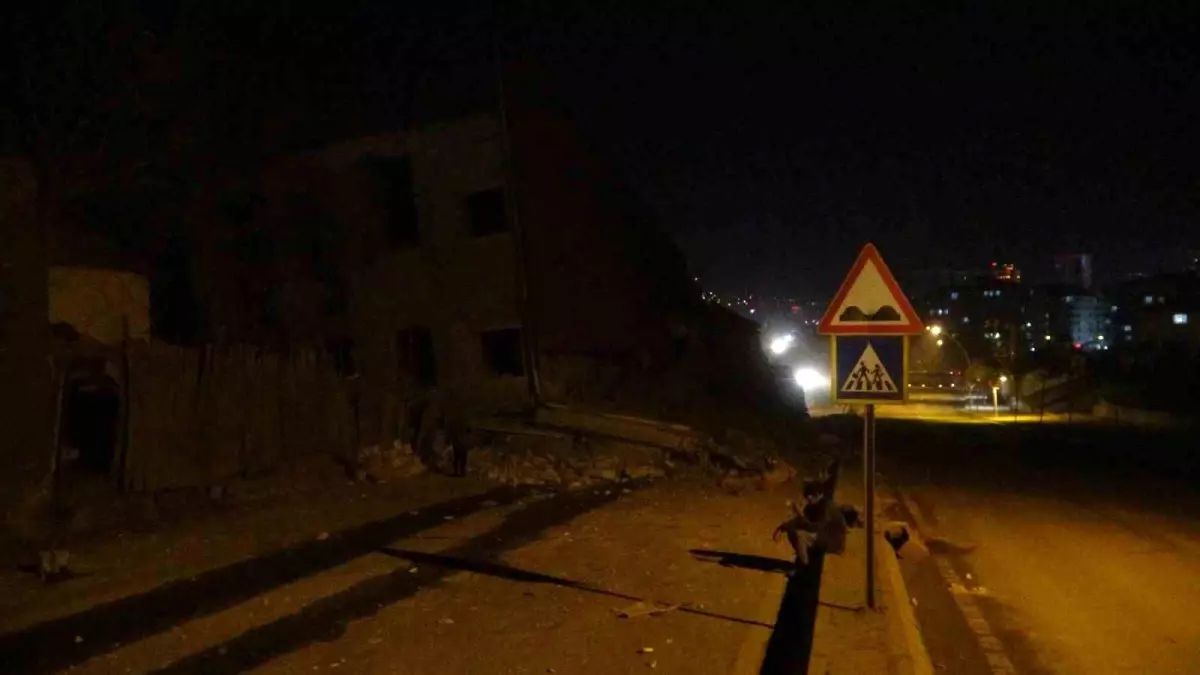 Malatya'da yıkım işlemleri sırasında ağır hasarlı bina yola devrildi