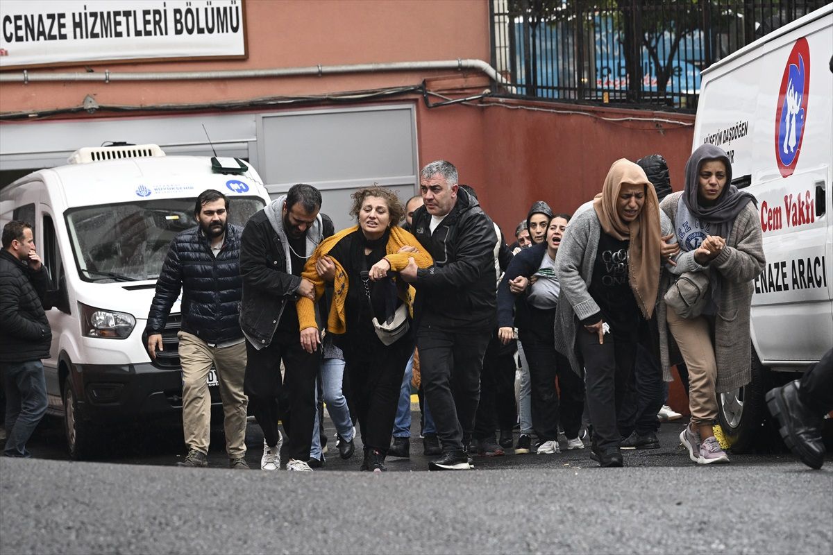Beyoğlu'da Eşi Tarafından Öldürülen Kadın ve Çocuklarının Cenazeleri Defnedildi