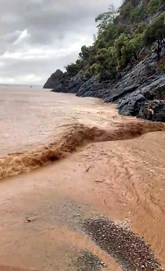 Çanakkale'de Kuvvetli Sağanak Yağış Hayatı Olumsuz Etkiledi Çanakkale'de Kuvvetli Sağanak Yağış Hayatı Olumsuz Etkiledi