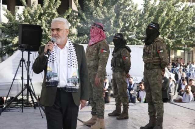 HÜDA-PAR lideri Yapıcıoğlu, Kassam Tugayları'nın üniformasını giyen kişiler sahneye çıktı HÜDA-PAR lideri Yapıcıoğlu, Kassam Tugayları'nın üniformasını giyen kişiler sahneye çıktı