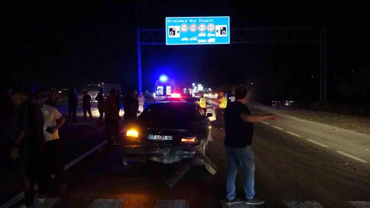 Antalya'da Kırmızı Işıkta Bekleyen Otomobile Arkadan Çarpma Kazası