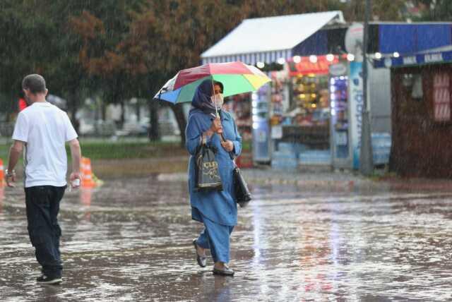 Meteoroloji'den İstanbul uyarısı: Yağış öğlen saatlerinde şiddetini artıracak, montsuz ve yağmurluksuz dışarı çıkmayın Meteoroloji'den İstanbul uyarısı: Yağış öğlen saatlerinde şiddetini artıracak, montsuz ve yağmurluksuz dışarı çıkmayın