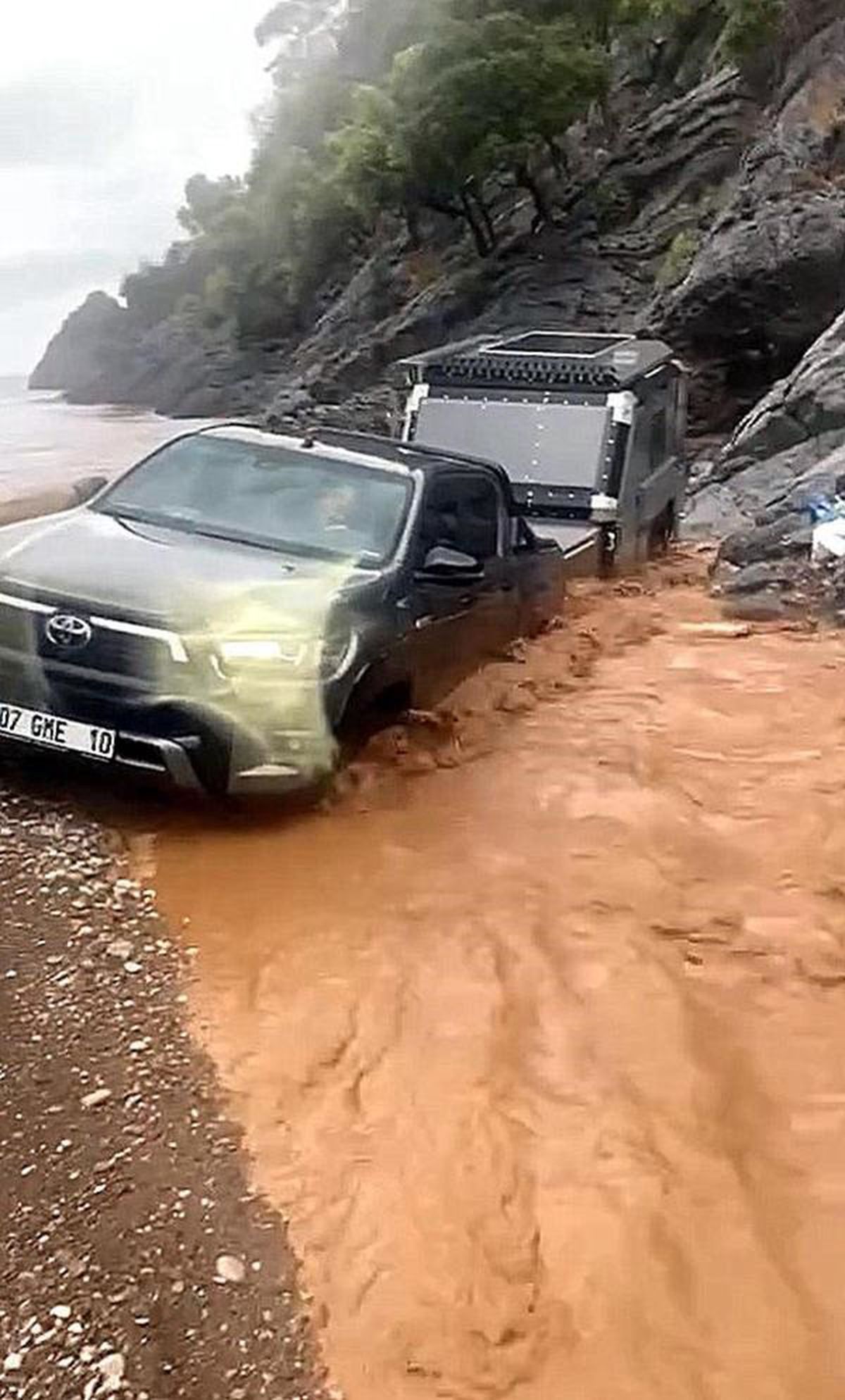 Muğla'da sağanak sele neden oldu, tatilciler tahliye edildi