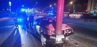 Niğde'de Aydınlatma Direğine Çarpan Otomobilde 3 Kişi Yaralandı