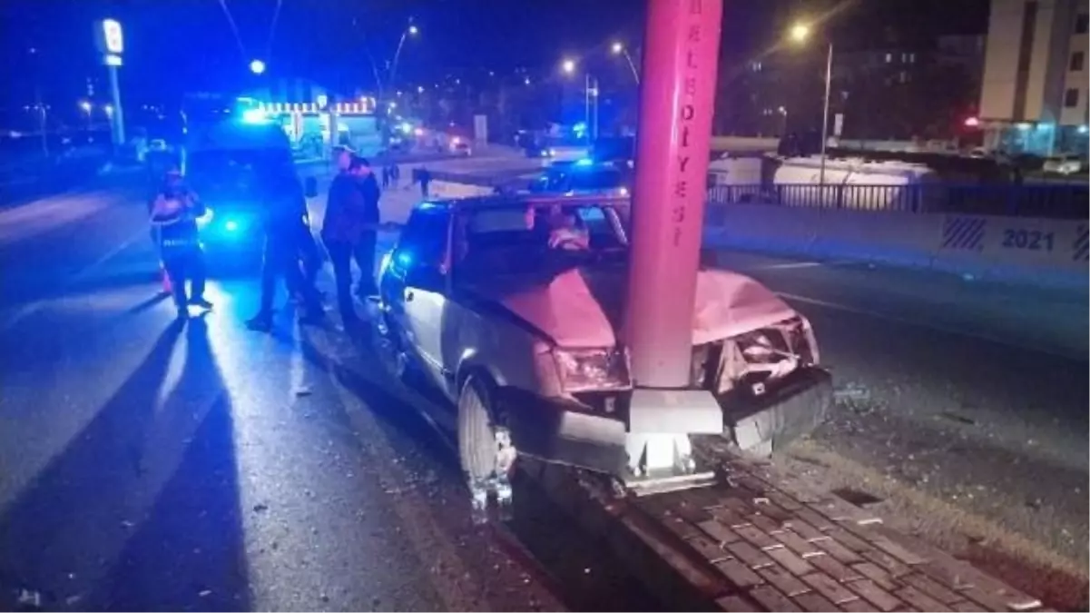 Niğde'de Aydınlatma Direğine Çarpan Otomobilde 3 Kişi Yaralandı