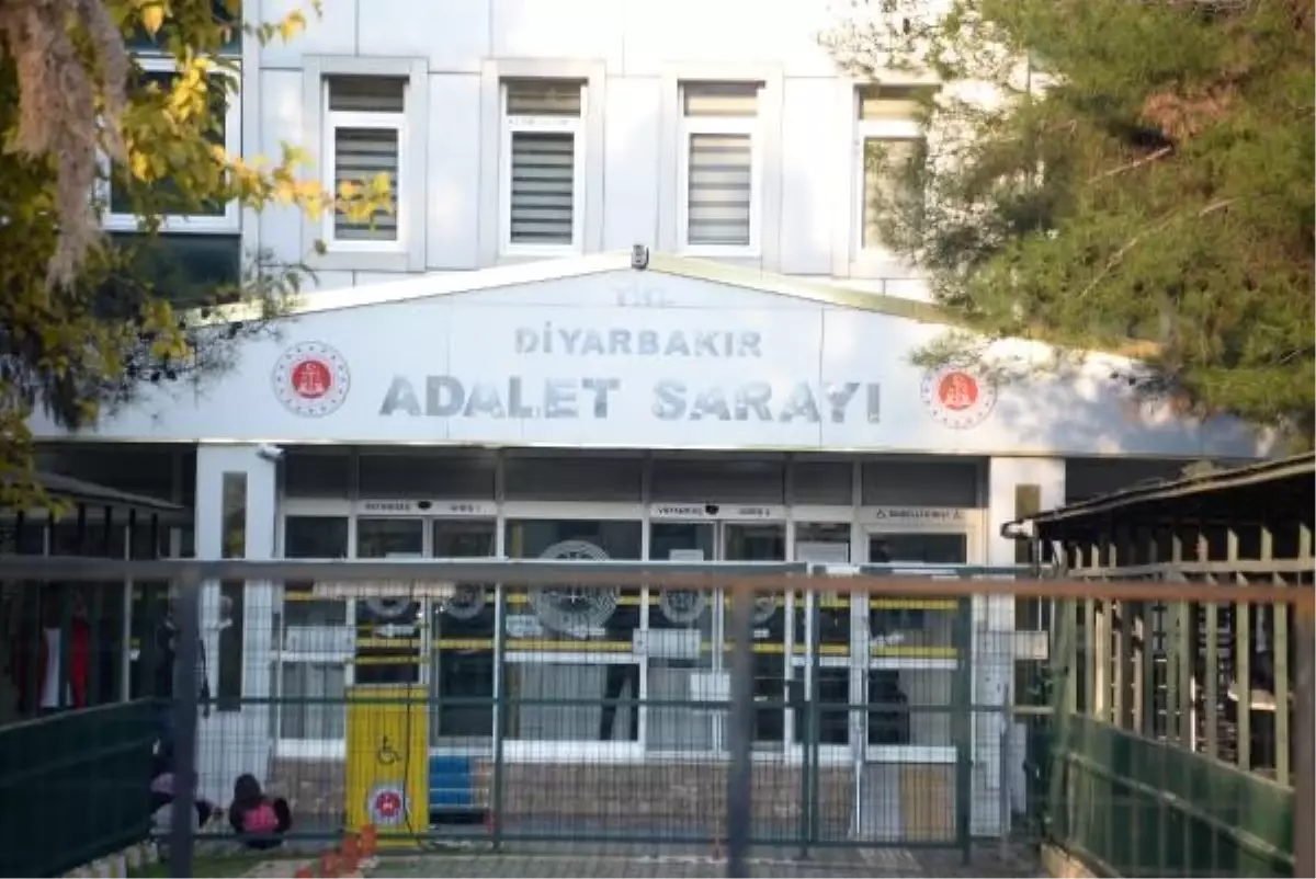Diyarbakır'da 'TOKİ'den kurasız ev' vaadiyle dolandırıcılık davası açıldı