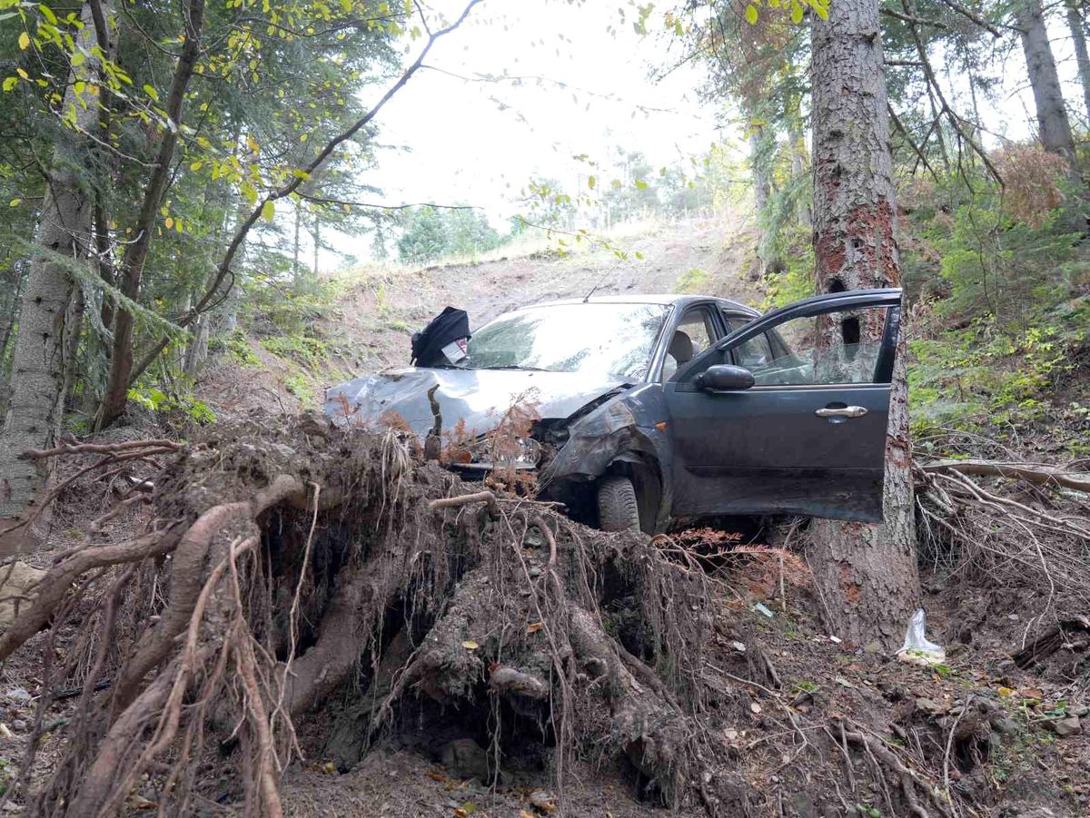 Kastamonu'dan İstanbul'a giden ailenin otomobili uçuruma yuvarlandı