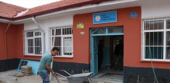 Yozgat'ta köy okulu müdürü ara tatilde okulun tamiratını yapıyor