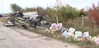 Afyonkarahisar'da Kamyonetlerin Çarpışması Sonucu Ölü ve Yaralılar Var