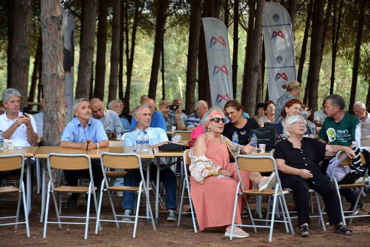 Mersin Büyükşehir Belediyesi Emeklilere Piknik ve Müzik Dinletisi Düzenledi