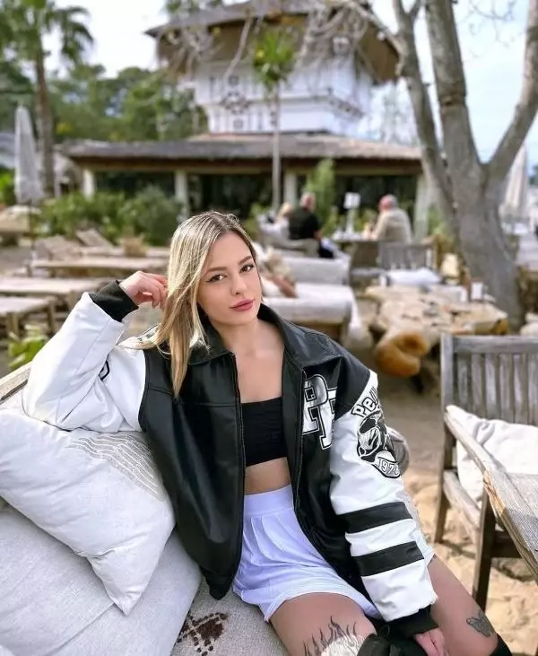 Eslem Zehra'nın ölü bulunduğu odadaki sehpaya rujla 'Herkesin canı cehenneme' yazılmış Eslem Zehra'nın ölü bulunduğu odadaki sehpaya rujla 'Herkesin canı cehenneme' yazılmış