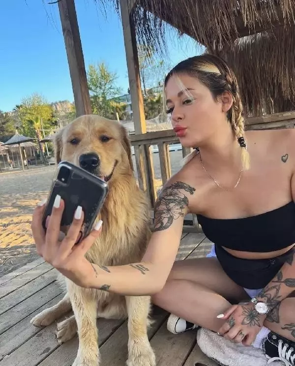 Eslem Zehra'nın ölü bulunduğu odadaki sehpaya rujla 'Herkesin canı cehenneme' yazılmış Eslem Zehra'nın ölü bulunduğu odadaki sehpaya rujla 'Herkesin canı cehenneme' yazılmış