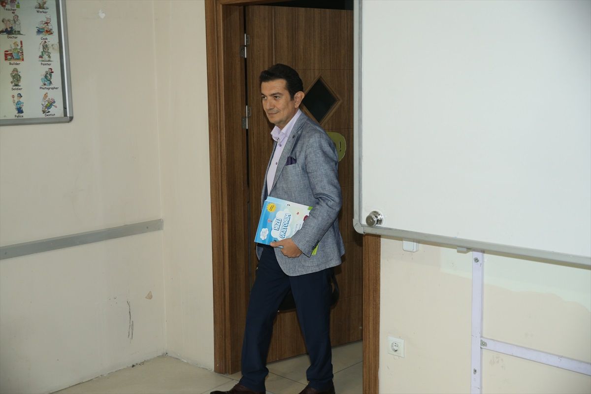 Beyin Kanaması Geçiren İş İnsanı Okuma Yazma Öğreniyor
