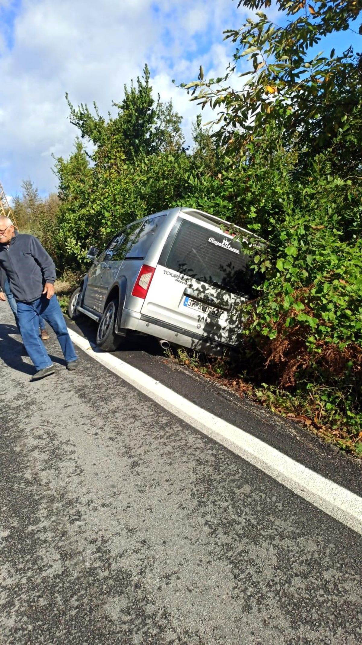 Kastamonu'da kaza yapan sürücü, aracın kapılarını kilitleyerek eve gitti