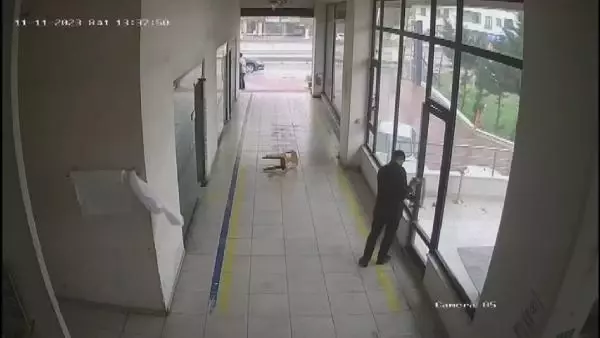 İstanbul'da şiddetli fırtına, vatandaşı böyle savurup duvara çarptı İstanbul'da şiddetli fırtına, vatandaşı böyle savurup duvara çarptı