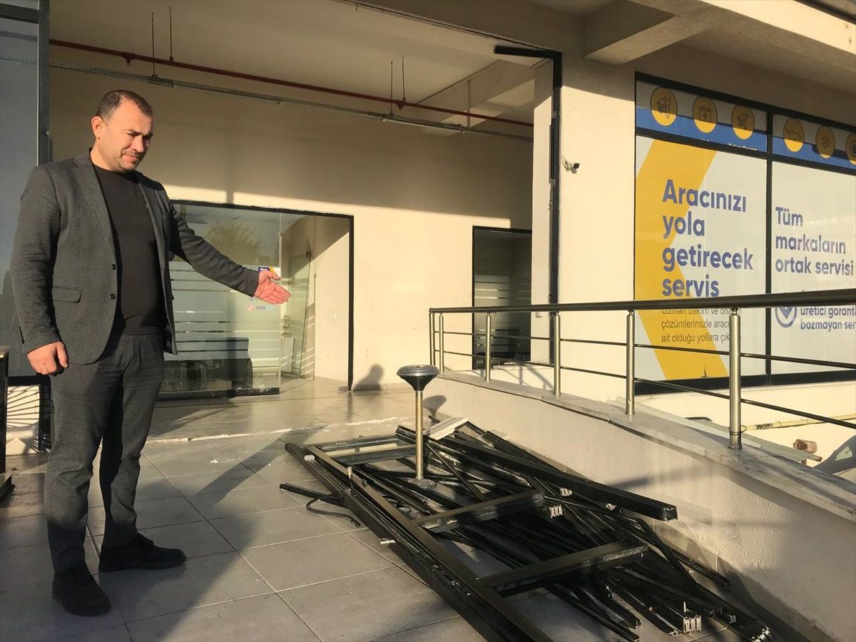 Küçükçekmece'de Fırtına Sonucu İş Yerinin Kapısı Söküldü
