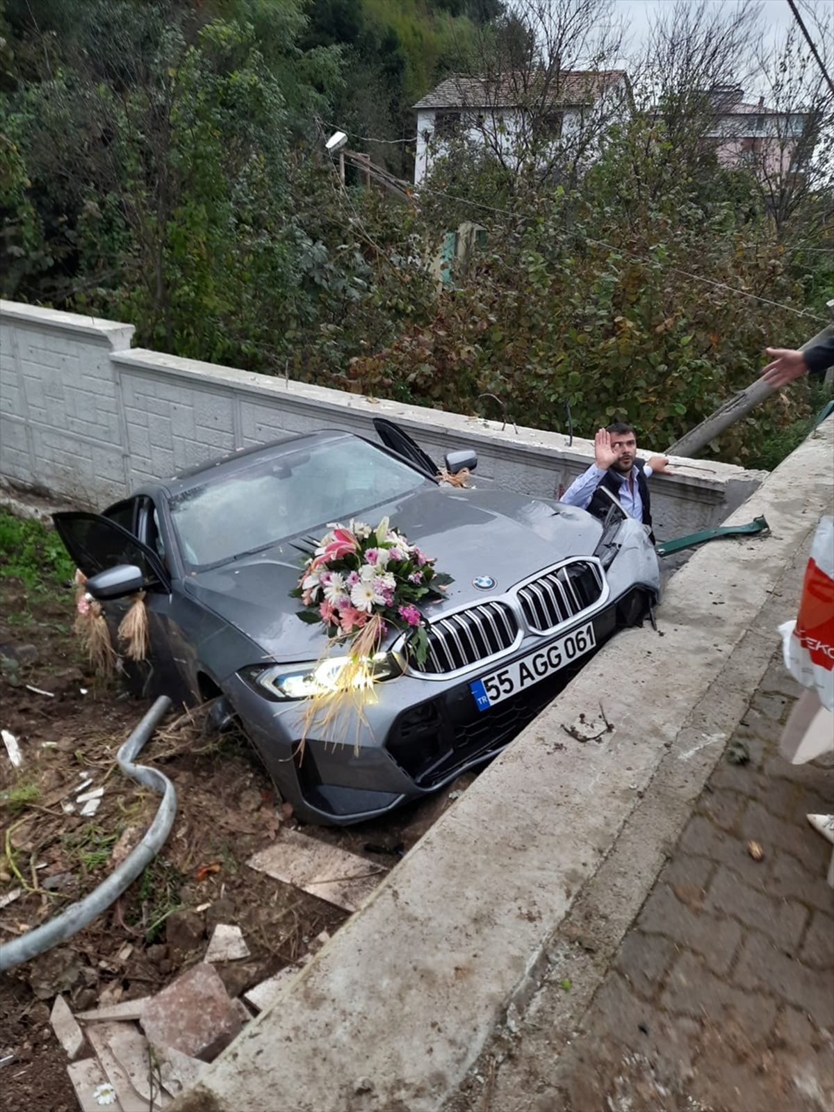 Samsun'da gelin arabası kaza yaptı, 2 kişi yaralandı