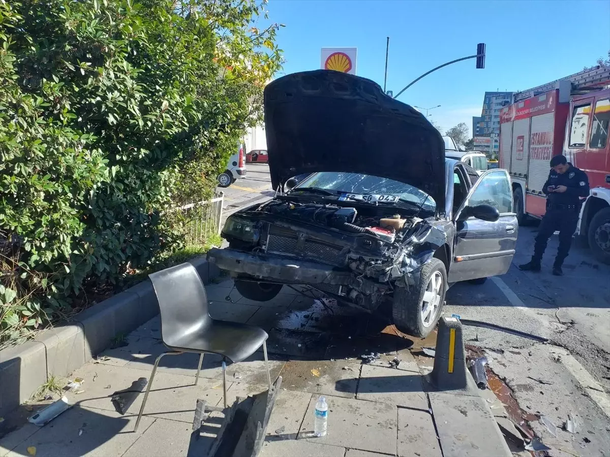 Sancaktepe'de Kavşakta Otomobil Çarpışması: 1 Yaralı