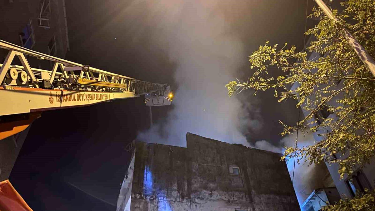 Şişli'de bir binanın çatısında yangın çıktı