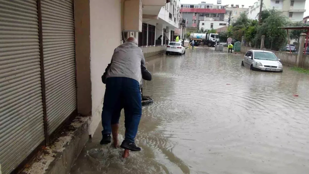 Silifke'de Kuvvetli Yağış Sonrası Su Tahliyesi Çalışmaları Başladı