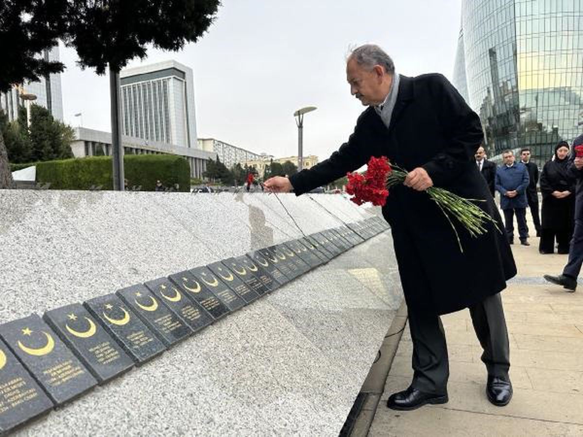 Bakan Özhaseki Azerbaycan'da Şeref Sokağı ve Şehitler Anıtı'nı ziyaret etti