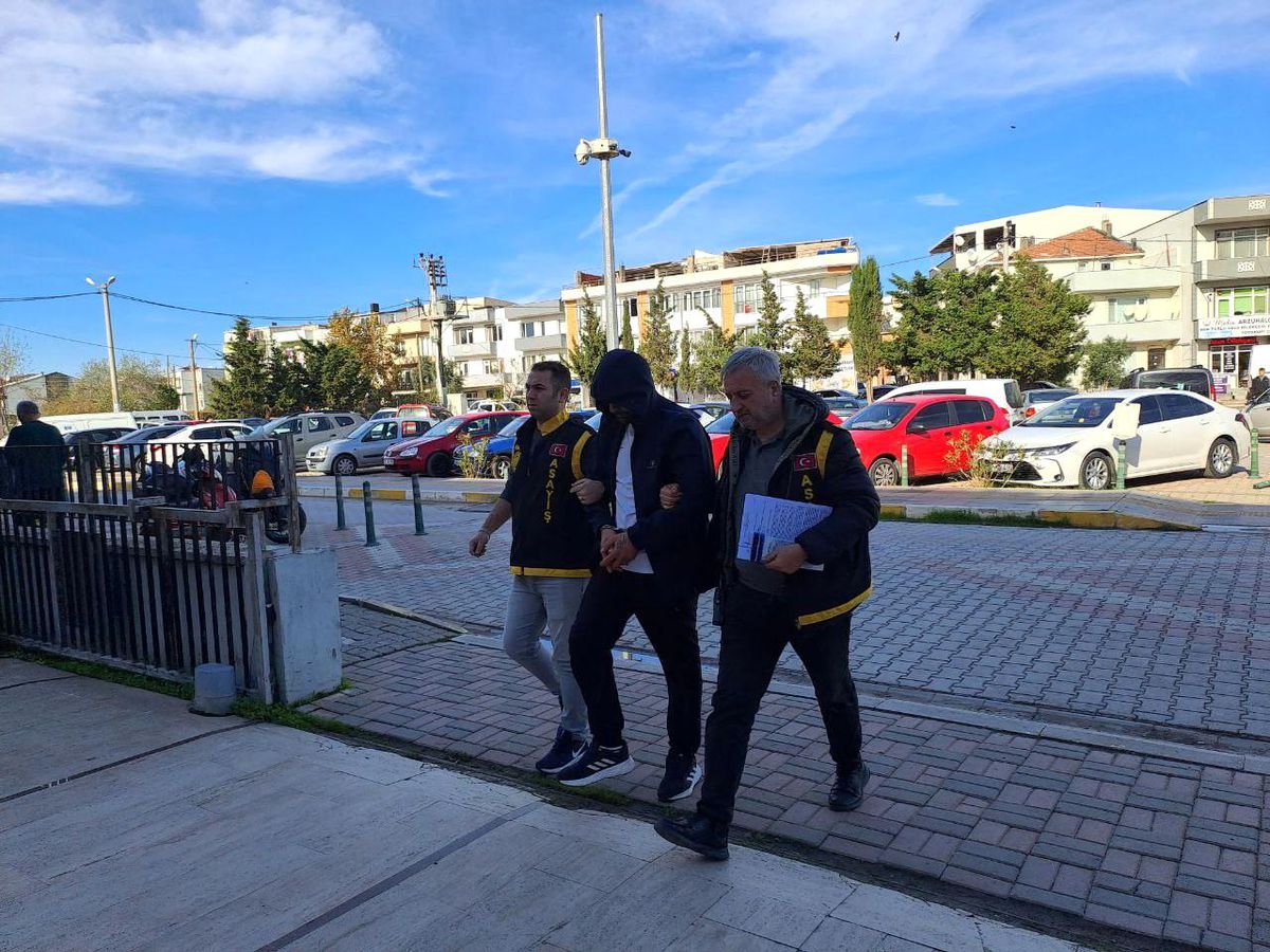 Bandırma'da çalıntı servis aracıyla kaçan şüpheli 2 otomobile çarptıktan sonra yakalandı